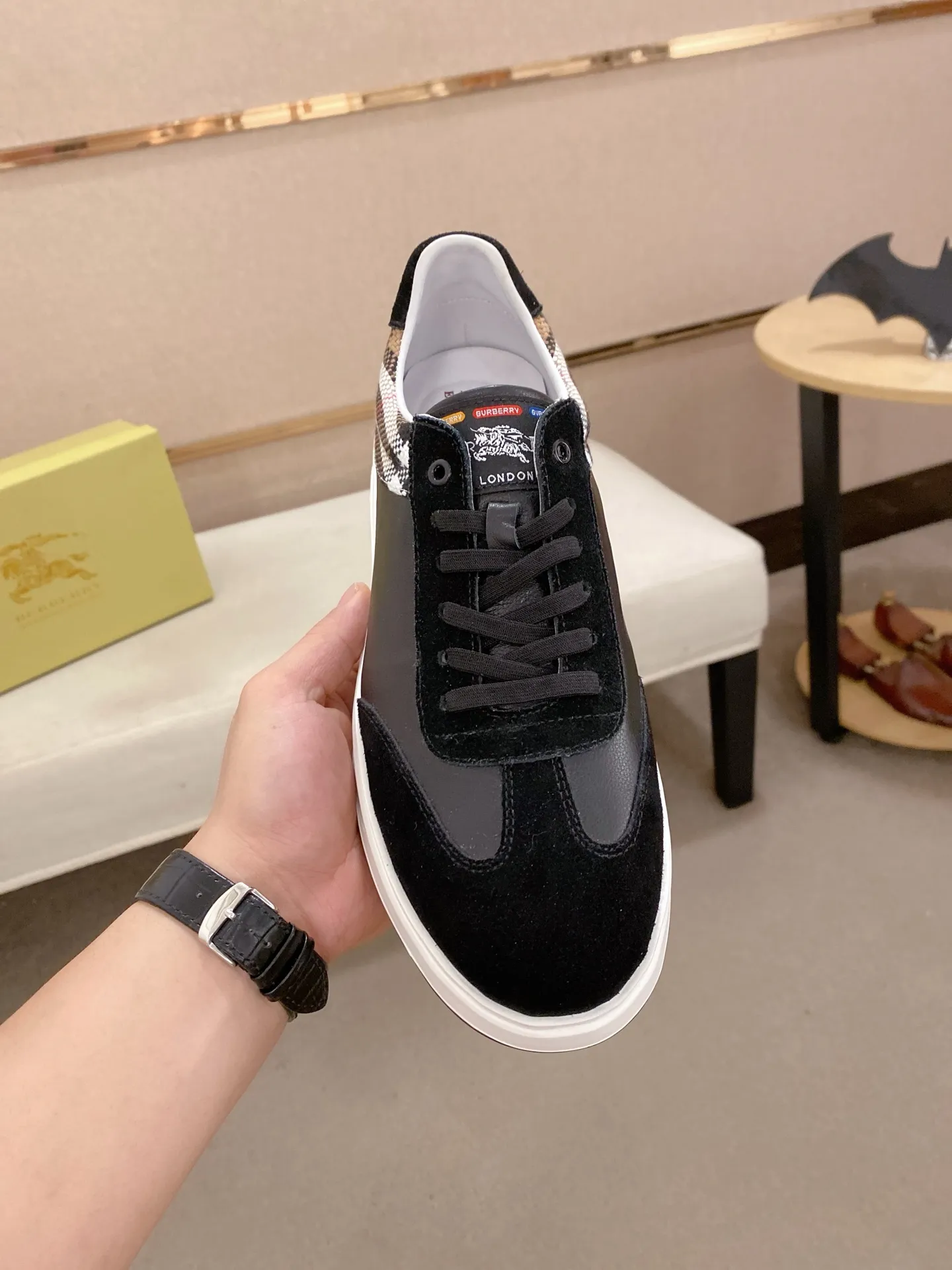 Men's shoes💰: 440💰🇮🇹🇮🇹The counters are synchronized with Burberry's top purchasing agents🔍🔍Synchronized sales. Positive code number: 38-44. Italian imported cowhide, fully imported sheepskin lining, sole: original sole provided by the original factory, exclusive movable molded sole, super comfortable, original factory follow-up order, 🔍🔍high quality, you can enter and leave the counter at will, welcome to compare (45 yuan for customization, no return or exchange)